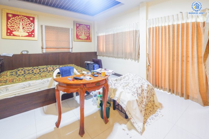 *****บ้านเดี่ยวมือสองย่านกรุงเทพฯ ม.อรุณทอง พุทธมณฑลสาย2 เนื้อที่กว้างขวางมากถึง 114 ตร.ว.  ฟังก์ชัน 6 ห้องนอน 4 ห้องน้ำ ที่จอดรถ 3 คัน บ้านสไตล์ Home Office บนทำเลแห่งการเดินทาง ใกล้รถไฟฟ้าสายสีน้ำเงิน "สถานีบางหว้า" และทางด่วน "ศรีรัช"